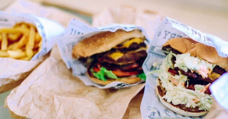 Mouth-watering cheeseburger with fresh lettuce, tomato, and fries, perfect for lunch or dinner.